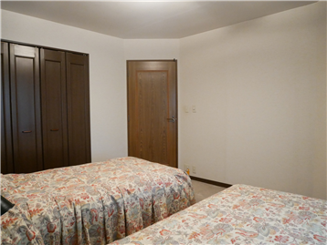 洋室に備わるクロゼット（左側）