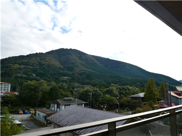 バルコニーから南方向に望む台ヶ岳（山麓は「すすき草原」）