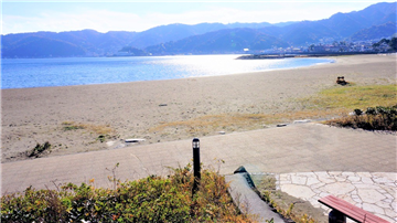 「長浜海水浴場」/約1.2㎞(車約3分)