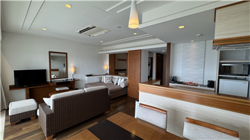 ダイニングスペースからみたリビングとキッチン