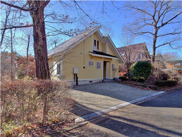 接面道路の北側より敷地内建物方向