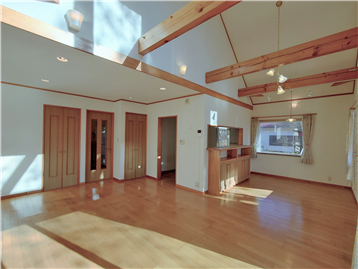 LDKの南側角よりキッチン方向