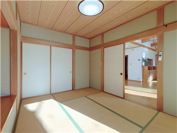 和室の南側角よりLDK方向