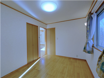 洋室1の西側角より居室入口方向