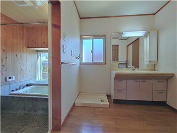 洗面脱衣室と浴室