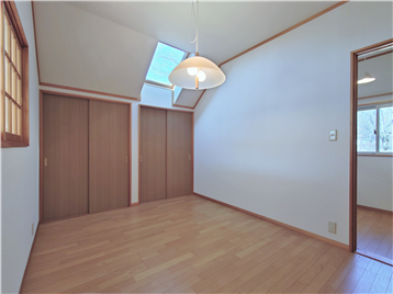 洋室2を東側角より