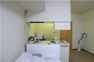 洋室からキッチンを撮影