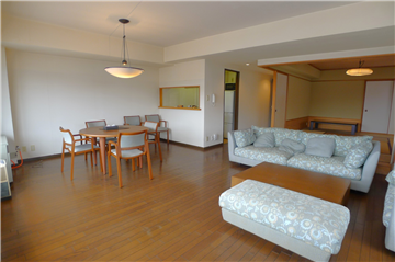 リビング・ダイニング／窓からキッチン方向を撮影