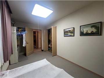 洋室(入口方向を撮影)