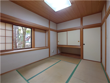 和室を西側角より