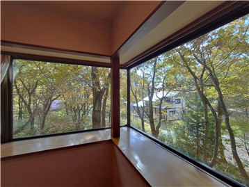 洋室2のL字出窓より西方向の眺望