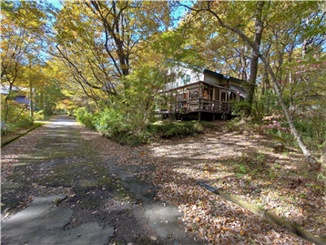 接面道路の南側より敷地内建物方向