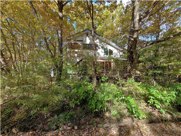 南西側接面道路より敷地内建物方向