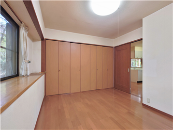 洋室1の北角よりキッチン方向