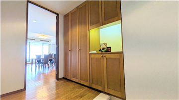 玄関廊下には十分な収納がございます