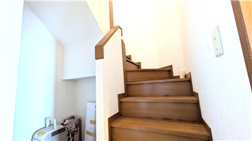 階段は十分に幅があります/1階から撮影