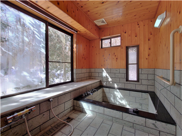 採光豊かな浴室