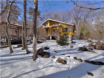 敷地内東側より建物方向