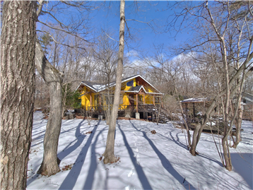 敷地内南側より建物方向