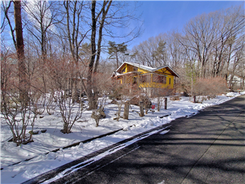 接面道路の東側より敷地内建物方向