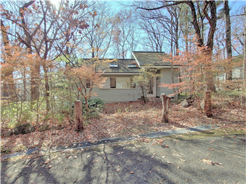 北東側接面道路より敷地内建物方向