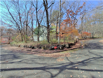 接面道路の東側より敷地内建物方向