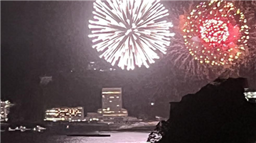 バルコニーから海上花火大会を望みます