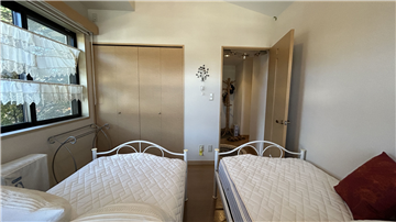 洋室(居室入口方向を撮影)