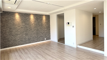 石調のアクセントタイルとダウンライトがリゾート感を演出します