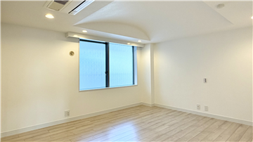 アーチ天井で開放感がある洋室（約10畳）／リフォーム・補修済