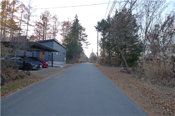 敷地南側道路(西方向を撮影)