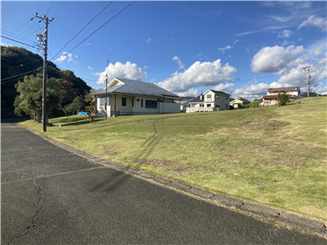 南側接面道路南東側から敷地内北西方向を撮影