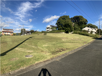 南側接面道路南西側から敷地内北東方向を撮影