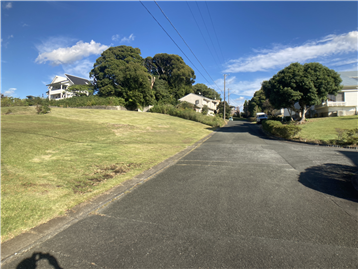 南側接面道路（幅員約6m）西側から東方向を撮影