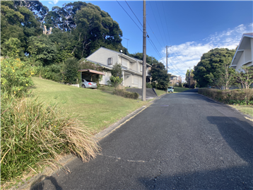 南側接道（幅員約5.0ｍ）西側より東方向を撮影