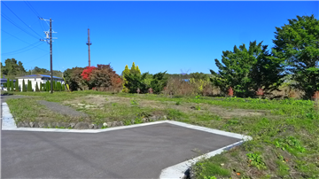 西側接道から敷地北東方向を撮影