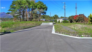 西側接道から北方向を撮影