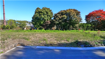 南西側接道から敷地東方向を撮影