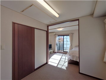 洋室2の北西側角よりバルコニー方向