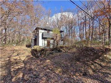 接面道路の南西側より敷地内の建物方向