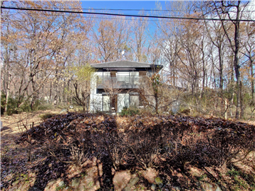 接面道路の南側より敷地内建物方向