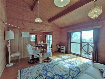 洋室の北西側角よりウッドデッキ方向