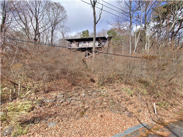 接面道路の南西側より敷地内建物方向