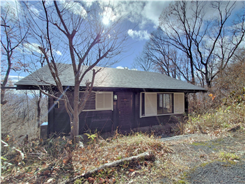 接面道路の北東側より敷地内建物方向