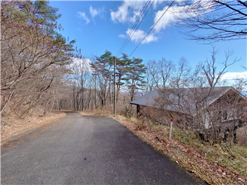 接面道路の北西側より敷地内建物方向