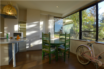 コーナーサッシュで2面から自然光が入るLDK