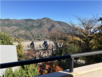 バルコニーから箱根外輪山を望む