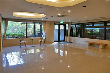 開放感のあるエントランスとラウンジ