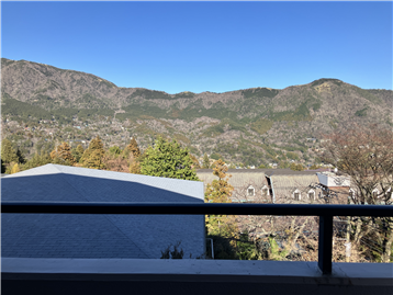 バルコニー正面に広がる明星ヶ岳と大文字