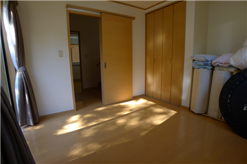 洋室1(入口方向を撮影)